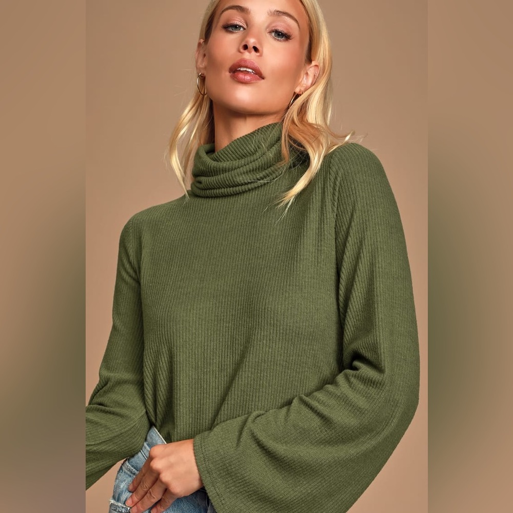 Green lulus turtleneck! Super comfortable and in good condition.